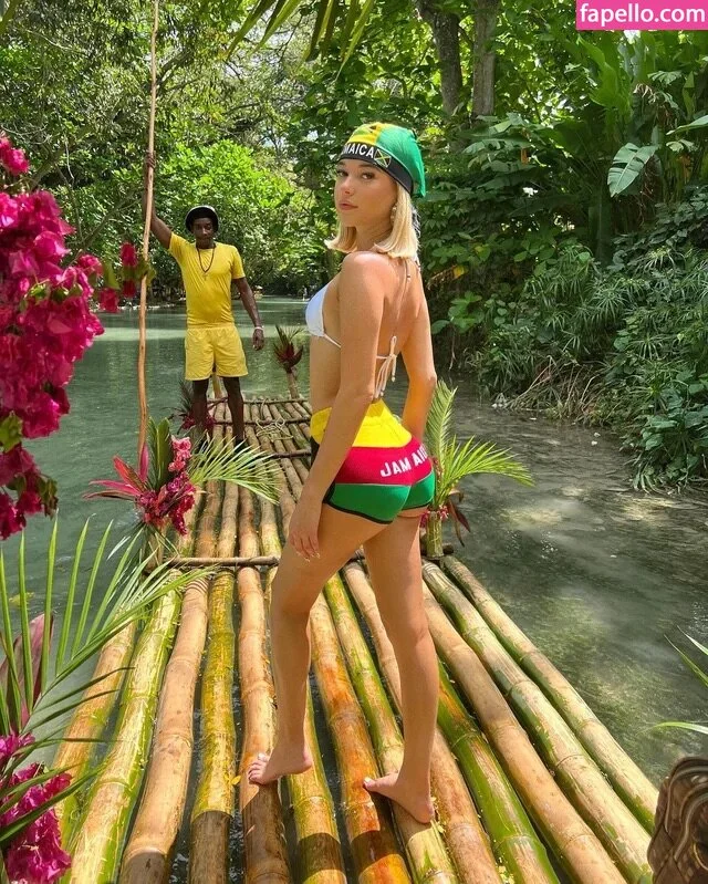 SarahfuckingSnyder Onlyfans Photo Gallery 