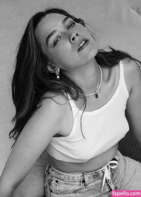 Victoria Pedretti Onlyfans Photo Gallery 