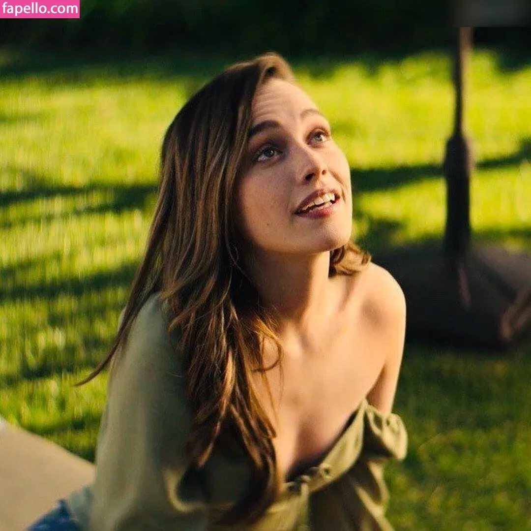 Victoria Pedretti Onlyfans Photo Gallery 