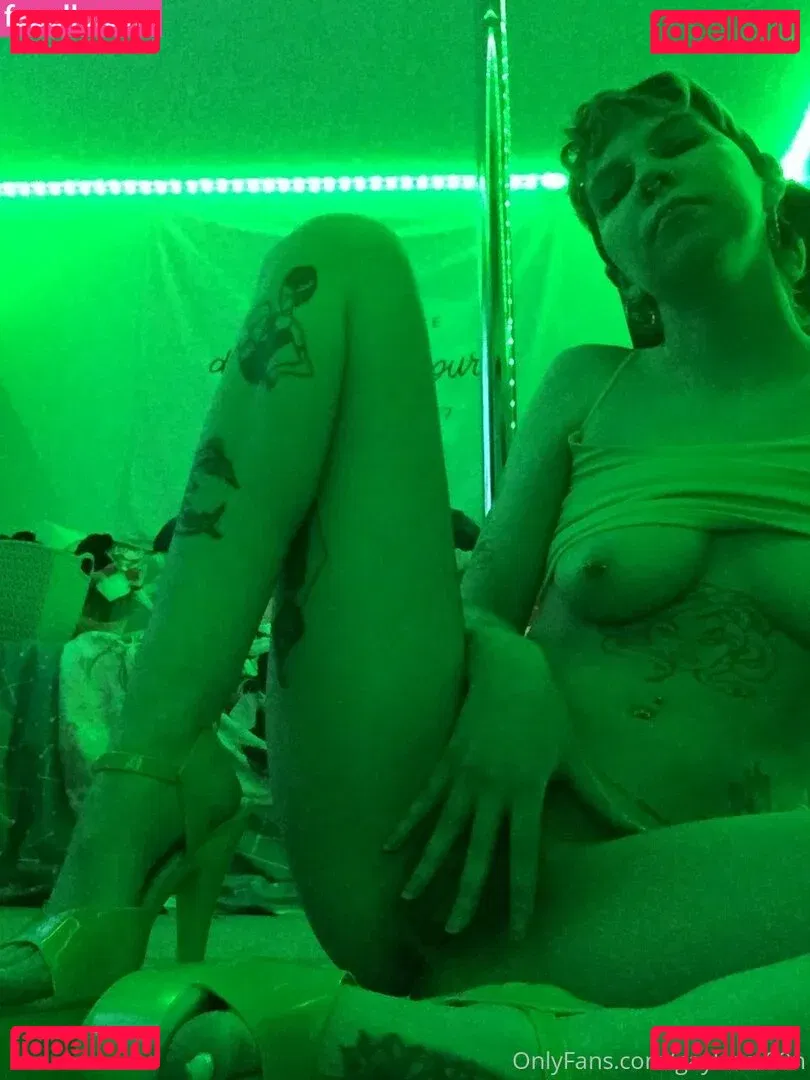 c0meonaileen Onlyfans Photo Gallery 