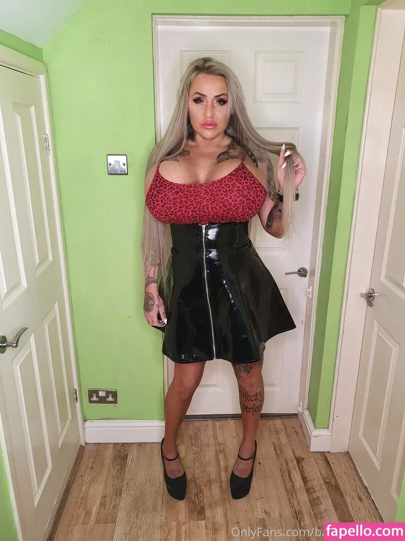 bigbustyblondeuk Onlyfans Photo Gallery 