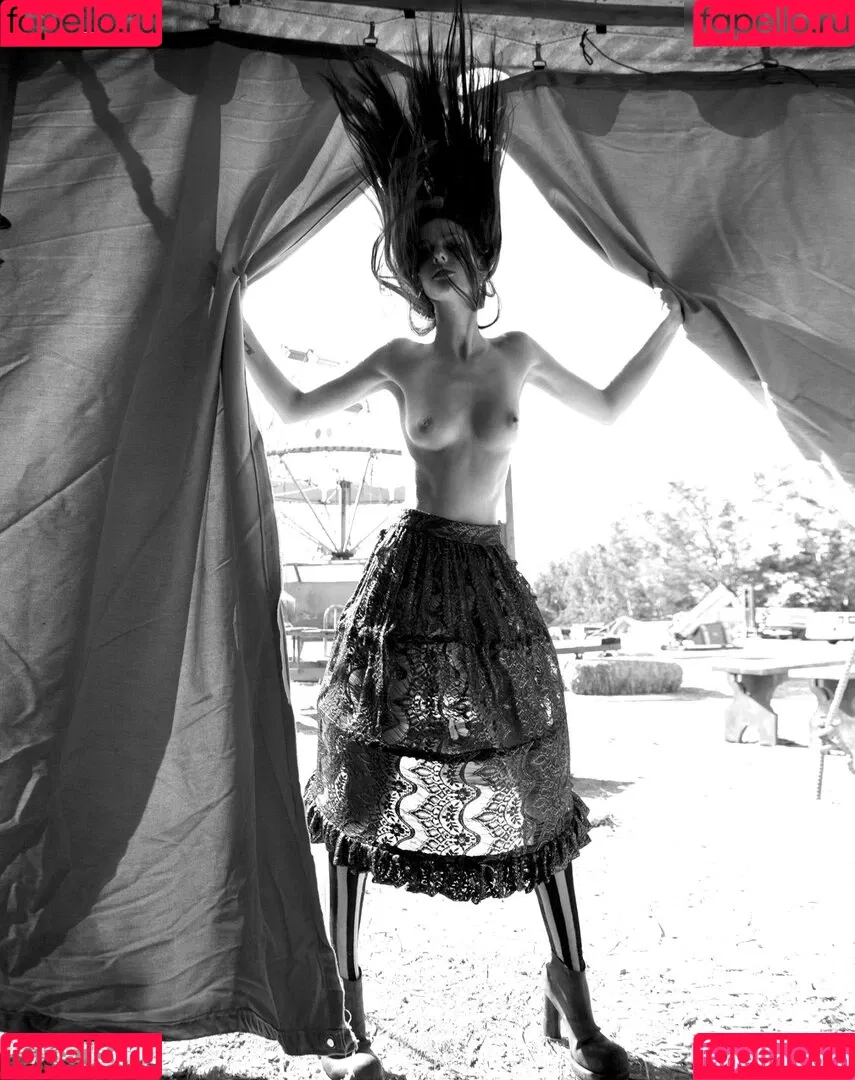 Lydia Hearst Onlyfans Photo Gallery 