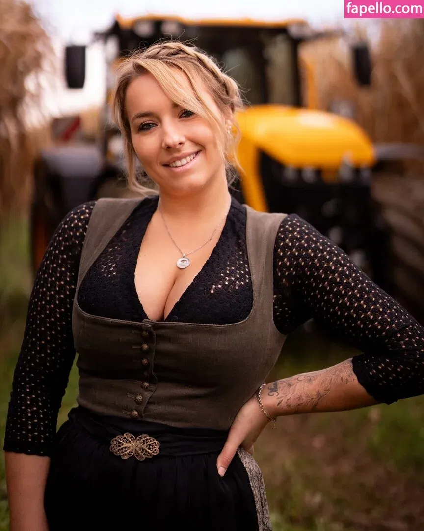 Alinas Landleben Onlyfans Photo Gallery 