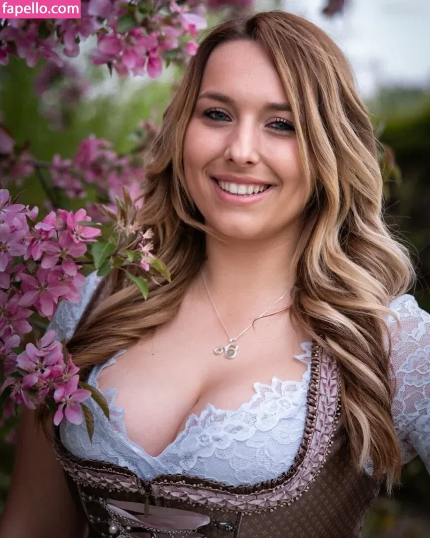 Alinas Landleben Onlyfans Photo Gallery 