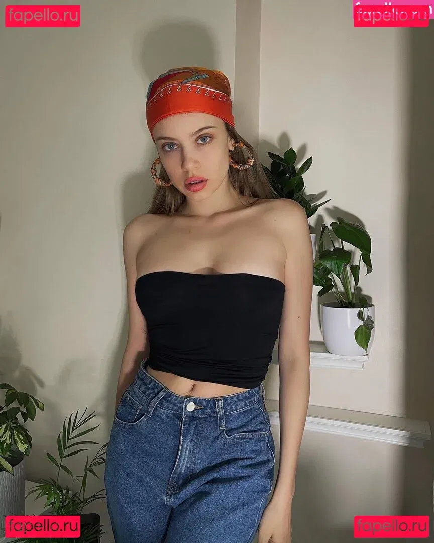 Xenia Tchoumitcheva Onlyfans Photo Gallery 