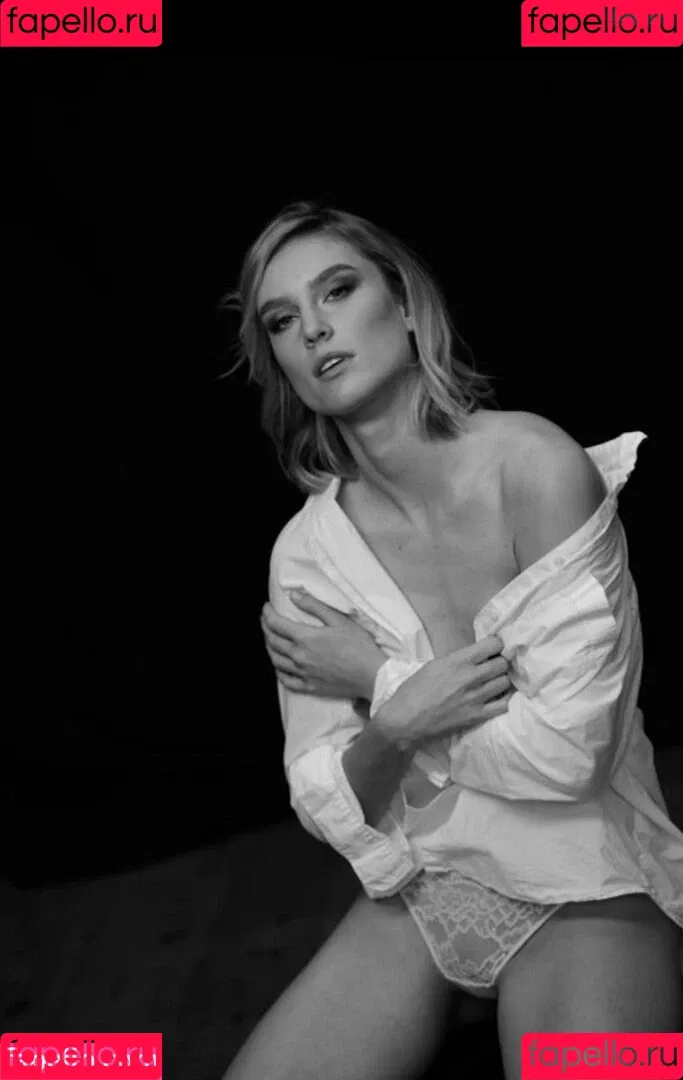 Kim Hnizdo Onlyfans Photo Gallery 