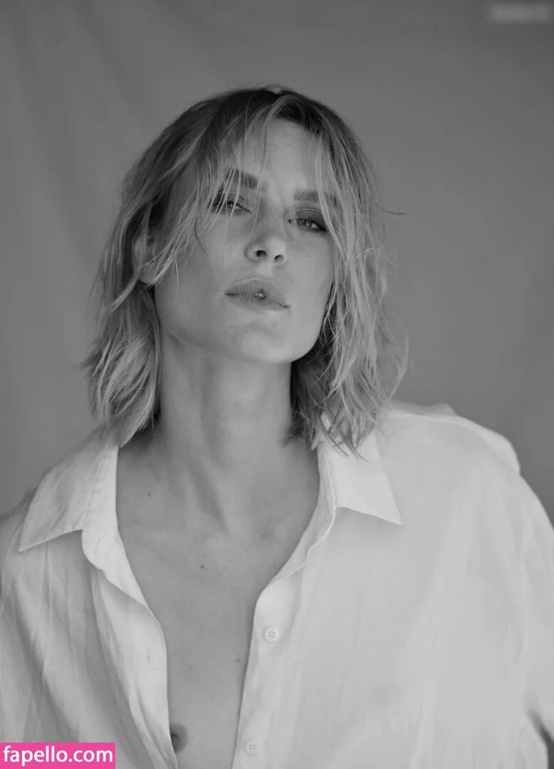 Kim Hnizdo Onlyfans Photo Gallery 