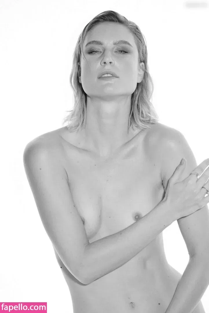 Kim Hnizdo Onlyfans Photo Gallery 