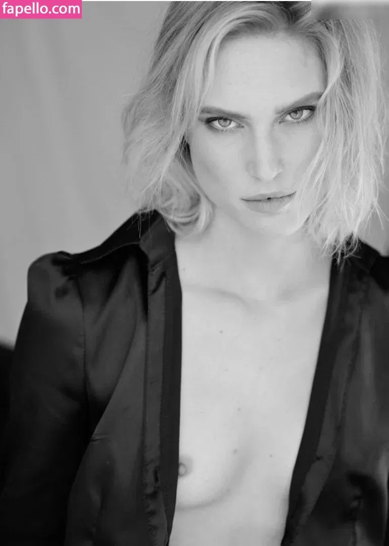 Kim Hnizdo Onlyfans Photo Gallery 