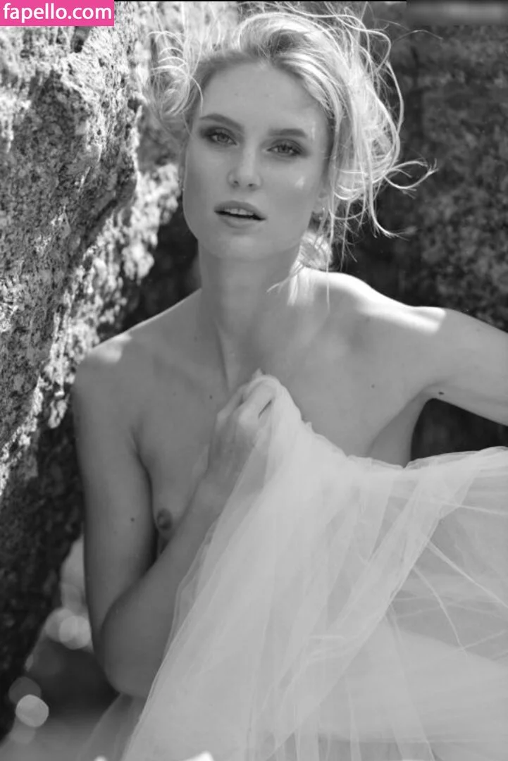 Kim Hnizdo Onlyfans Photo Gallery 