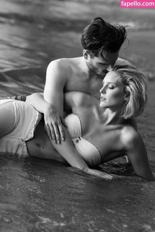 Kim Hnizdo Onlyfans Photo Gallery 