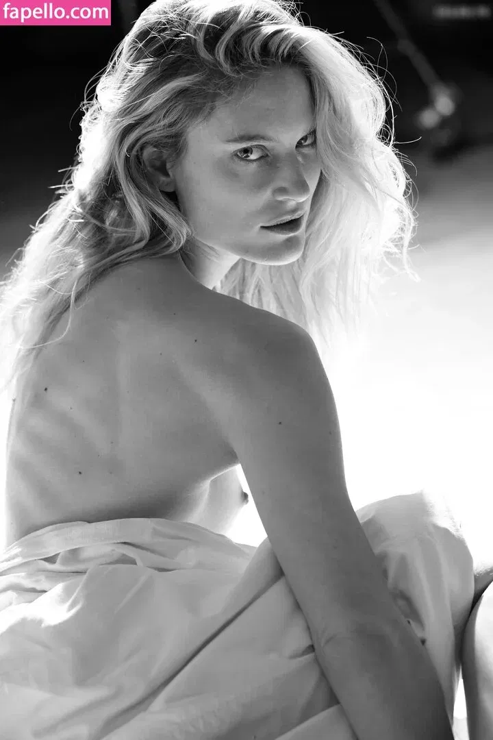 Kim Hnizdo Onlyfans Photo Gallery 