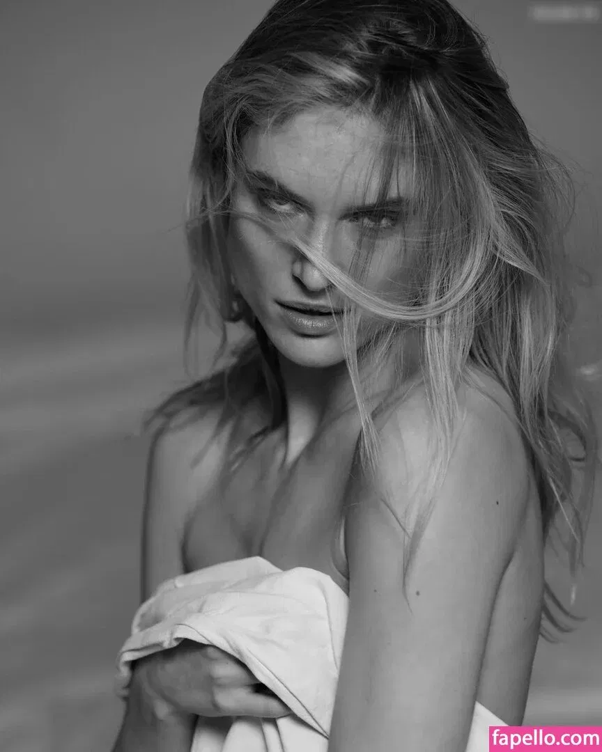 Kim Hnizdo Onlyfans Photo Gallery 