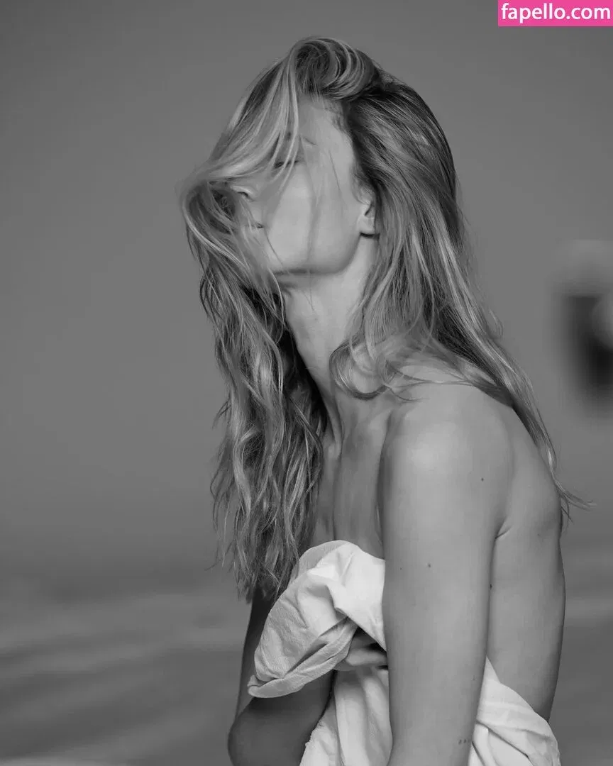 Kim Hnizdo Onlyfans Photo Gallery 