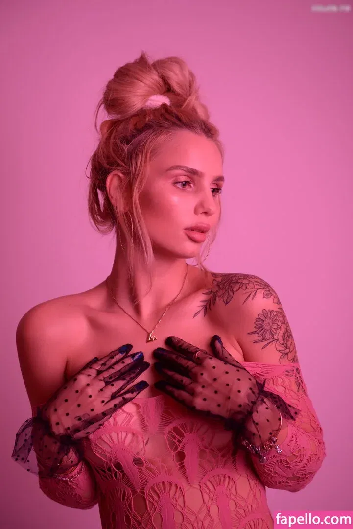 KinkySophiee Onlyfans Photo Gallery 