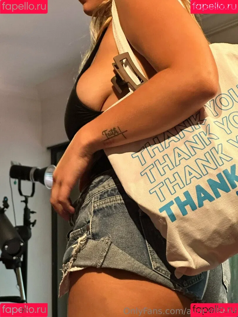 averydoesit Onlyfans Photo Gallery 