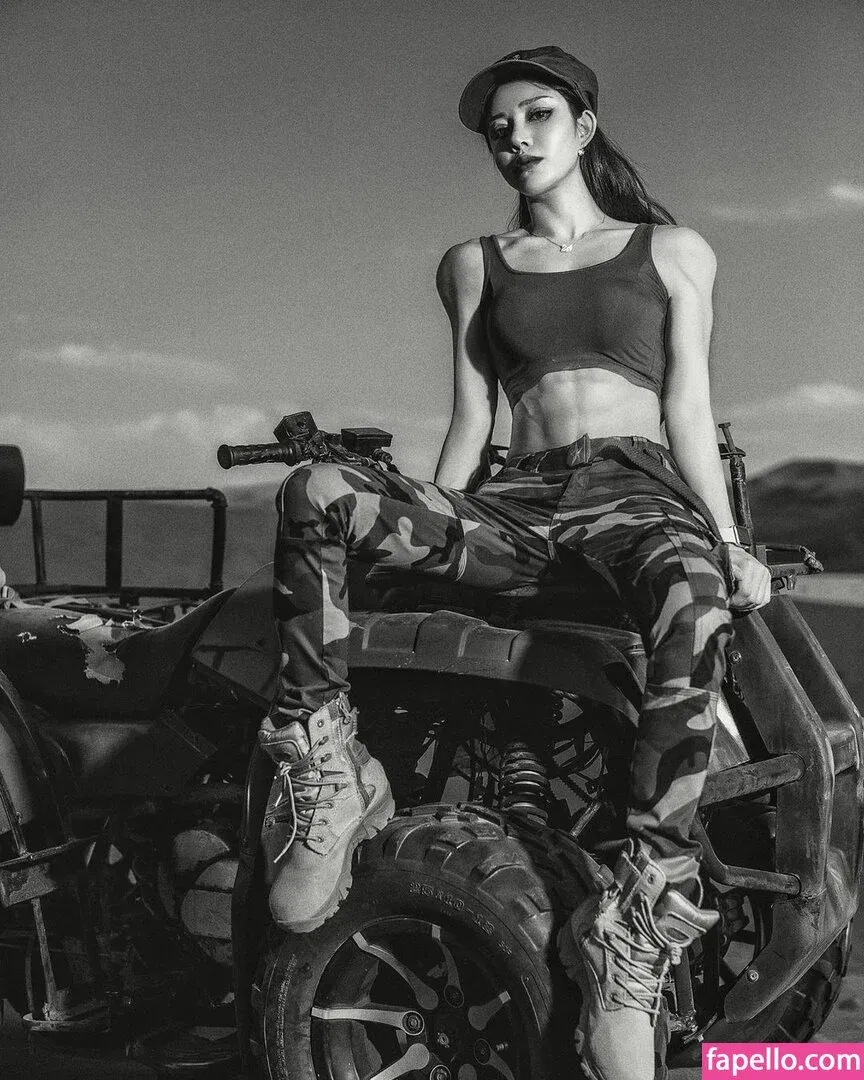 yona.z Onlyfans Photo Gallery 