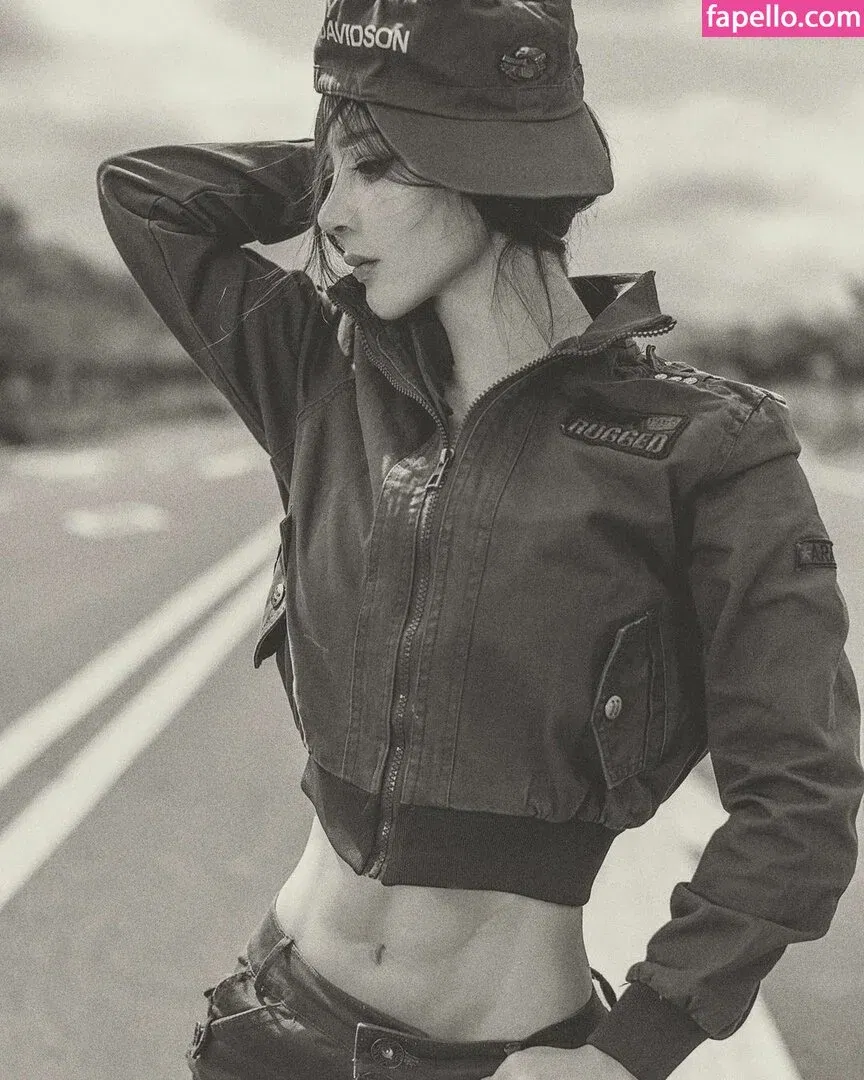 yona.z Onlyfans Photo Gallery 