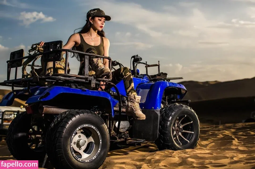 yona.z Onlyfans Photo Gallery 