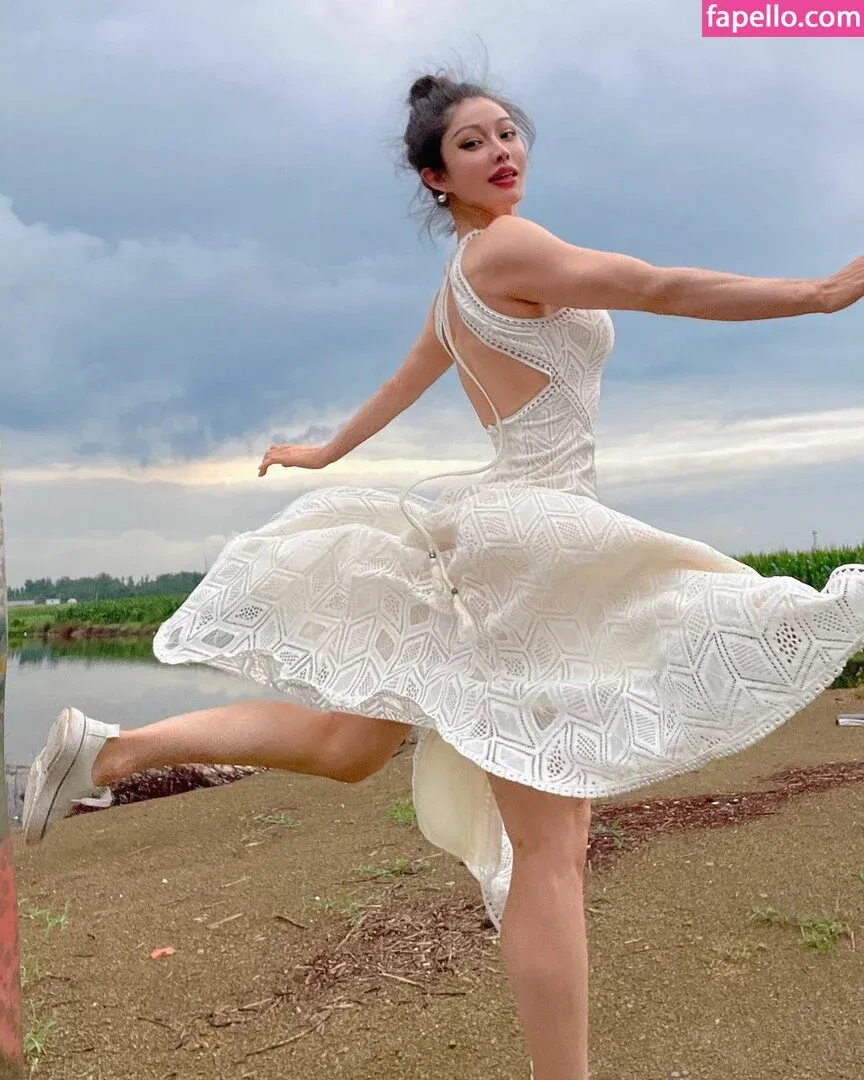 yona.z Onlyfans Photo Gallery 