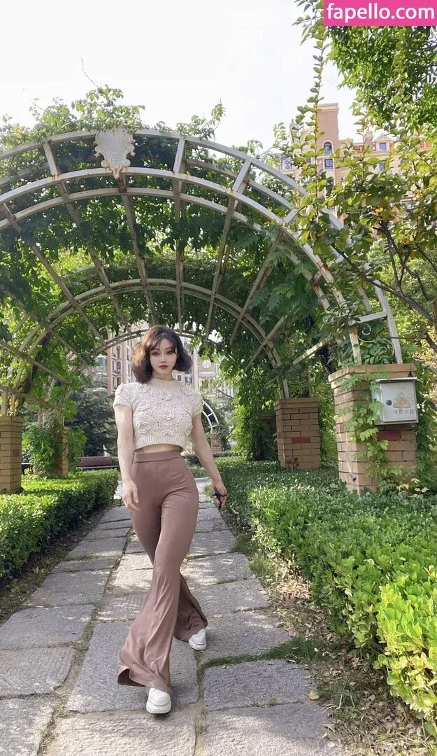 yona.z Onlyfans Photo Gallery 