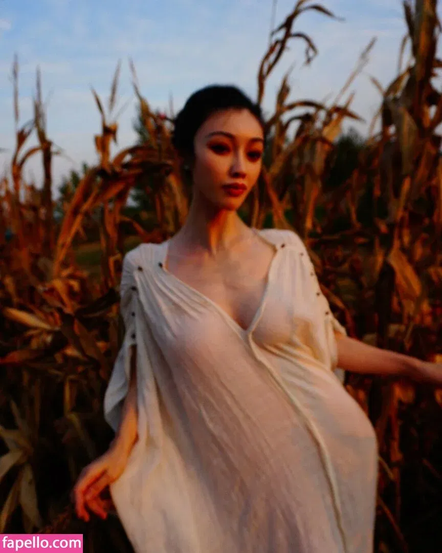 yona.z Onlyfans Photo Gallery 