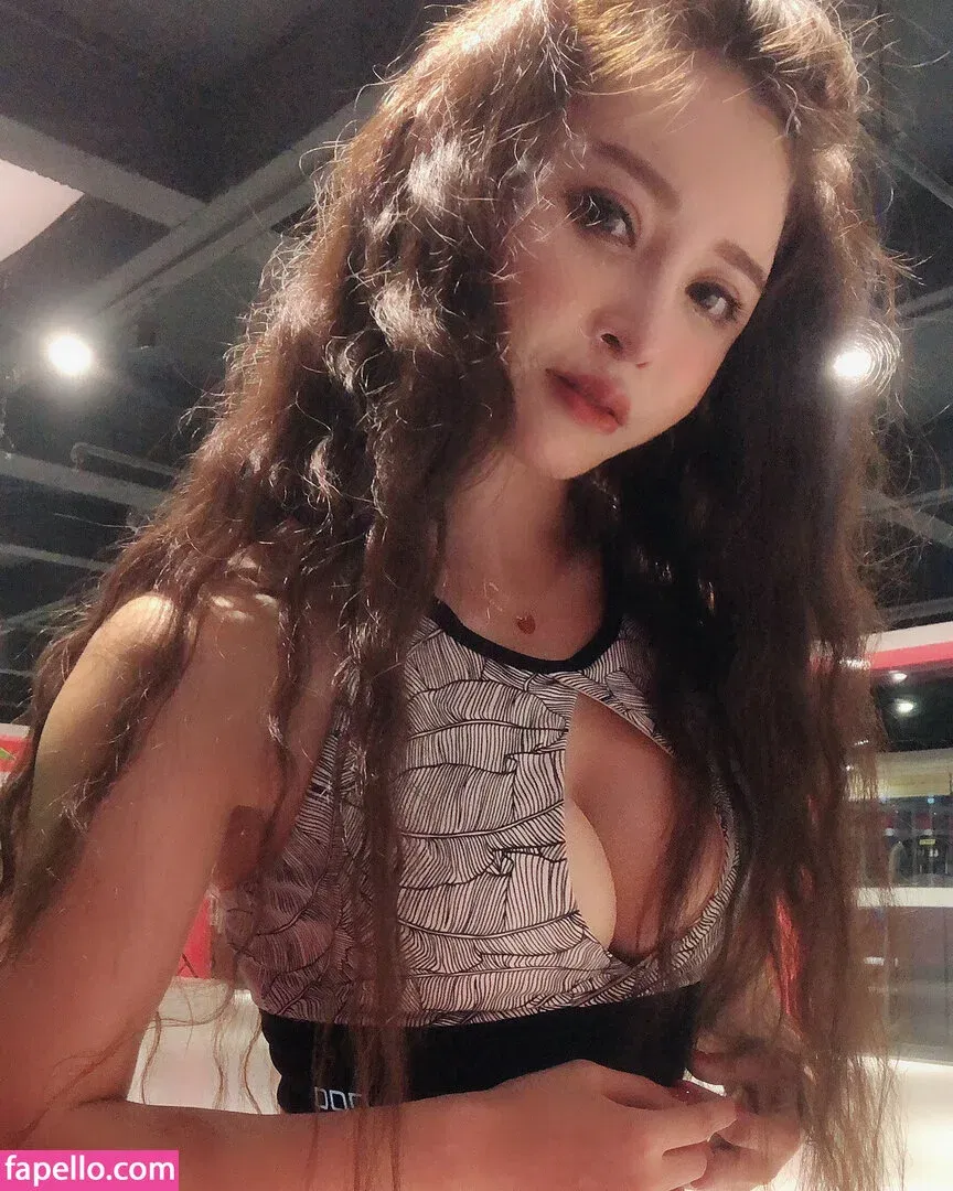yona.z Onlyfans Photo Gallery 