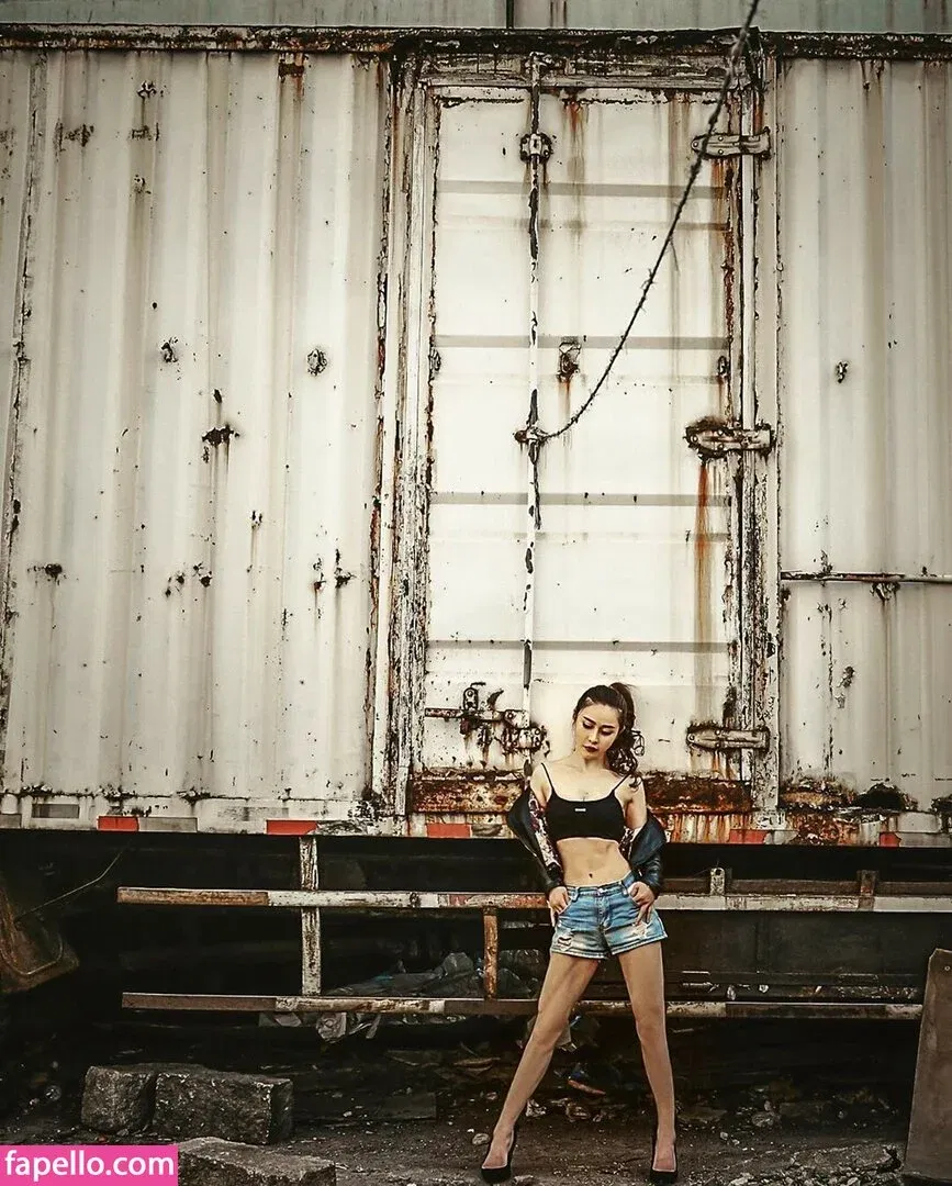 yona.z Onlyfans Photo Gallery 