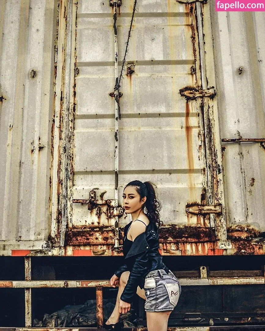 yona.z Onlyfans Photo Gallery 