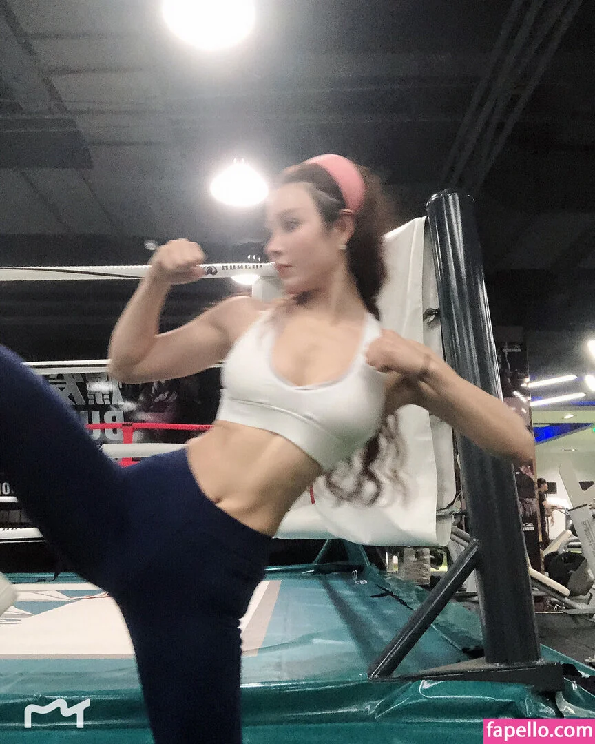 yona.z Onlyfans Photo Gallery 