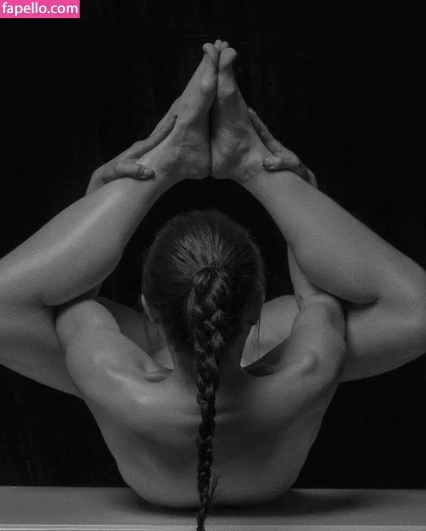 yona.z Onlyfans Photo Gallery 