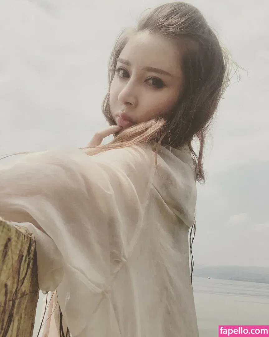 yona.z Onlyfans Photo Gallery 