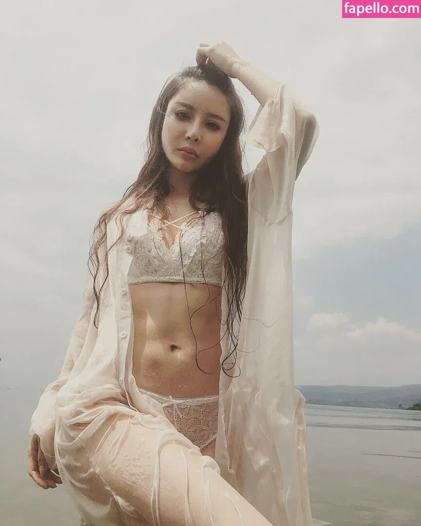 yona.z Onlyfans Photo Gallery 