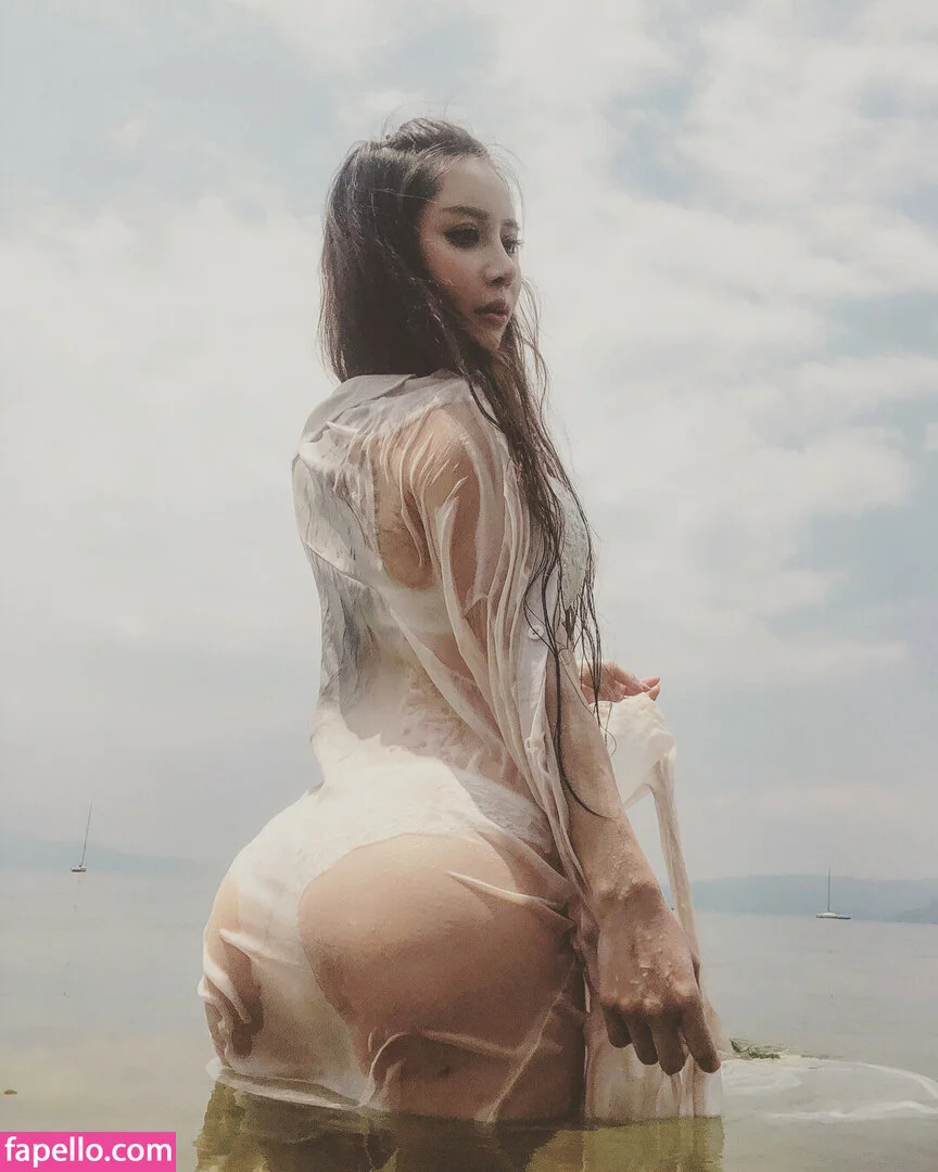 yona.z Onlyfans Photo Gallery 