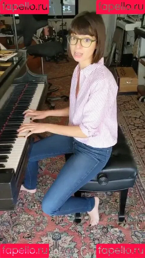 Kate Micucci Onlyfans Photo Gallery 