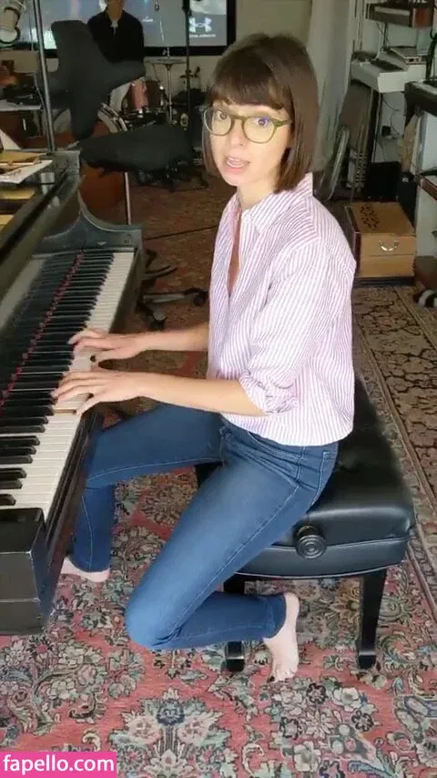 Kate Micucci Onlyfans Photo Gallery 