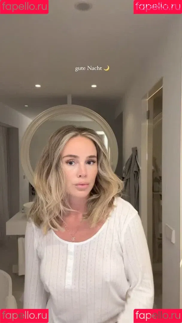 Liz Kaeber Onlyfans Photo Gallery 
