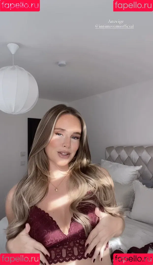 Liz Kaeber Onlyfans Photo Gallery 