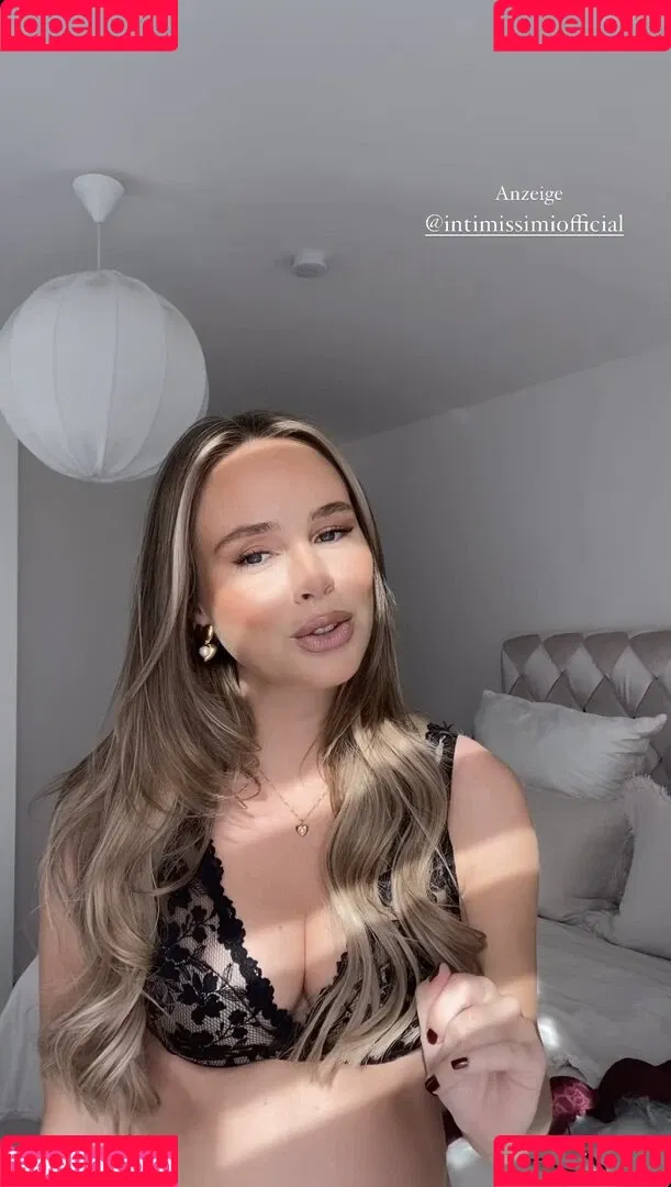Liz Kaeber Onlyfans Photo Gallery 