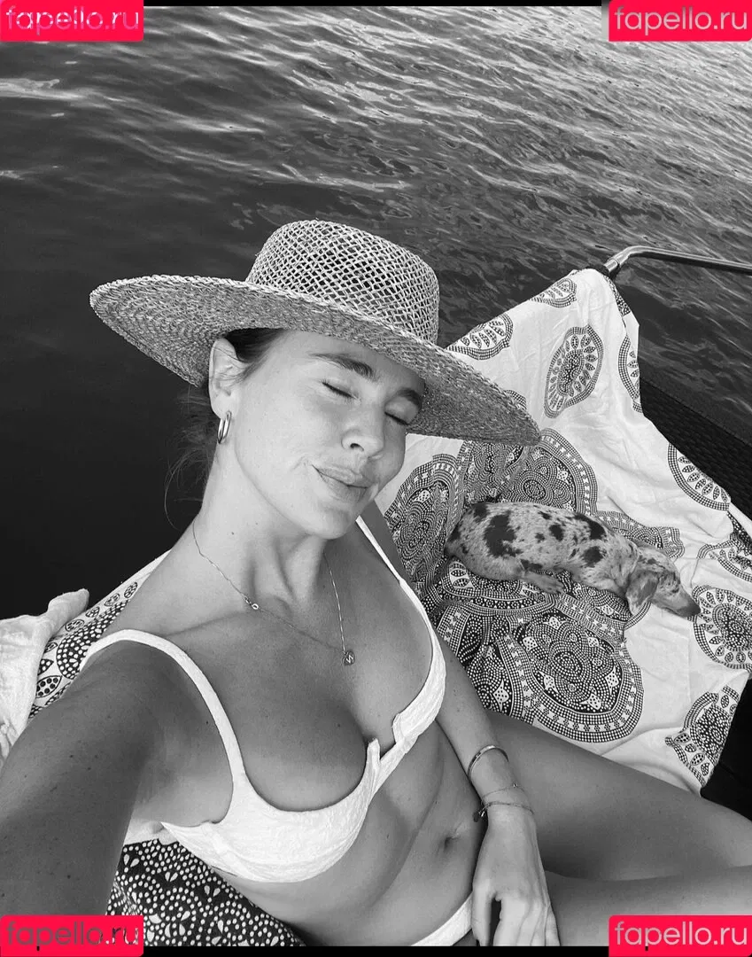 Liz Kaeber Onlyfans Photo Gallery 