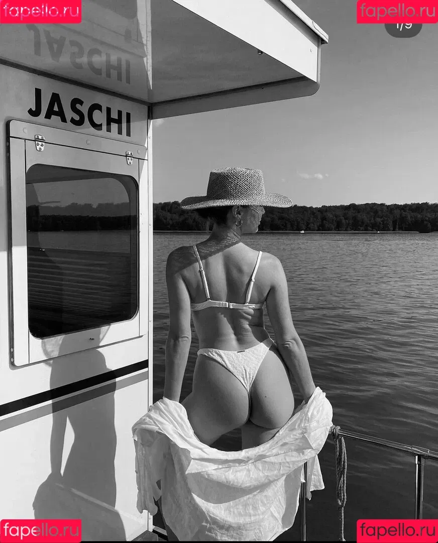 Liz Kaeber Onlyfans Photo Gallery 