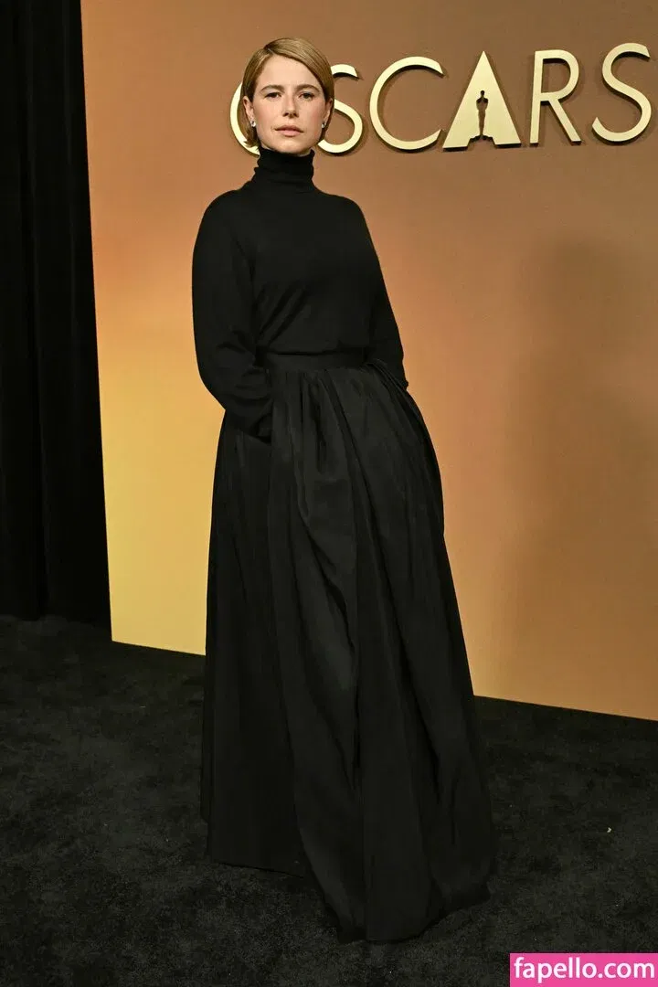 Jessie Buckley Onlyfans Photo Gallery 