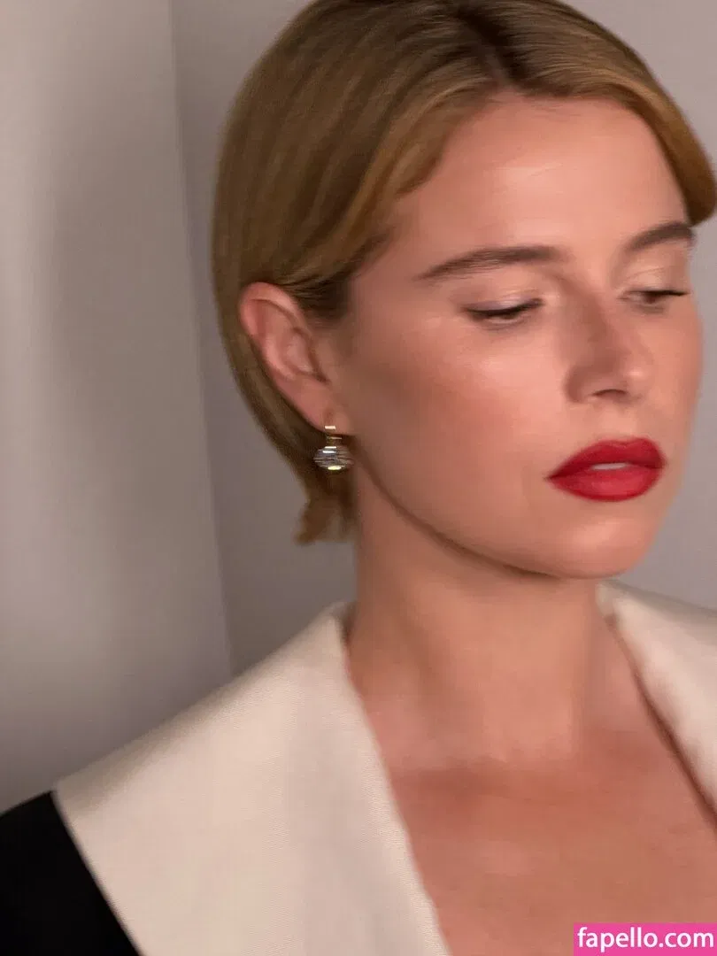 Jessie Buckley Onlyfans Photo Gallery 