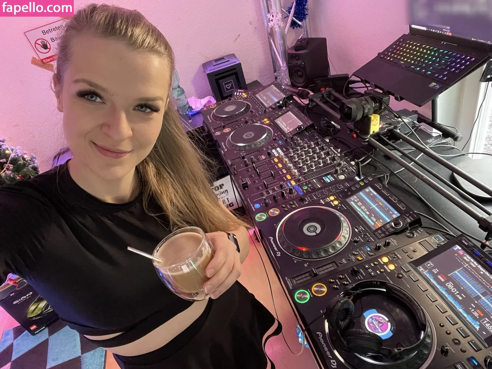 Sintica Onlyfans Photo Gallery 