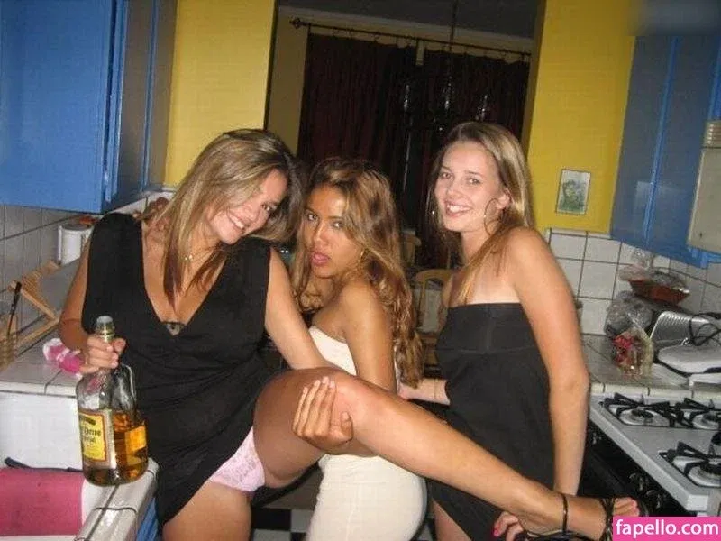 Upskirt - Candids Onlyfans Photo Gallery 