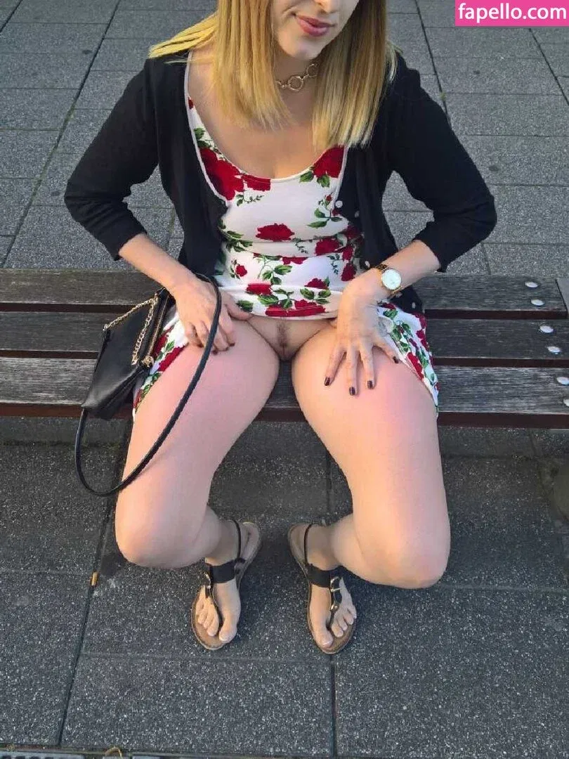 Upskirt - Candids Onlyfans Photo Gallery 