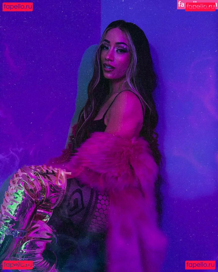 Sasha Banks Onlyfans Photo Gallery 