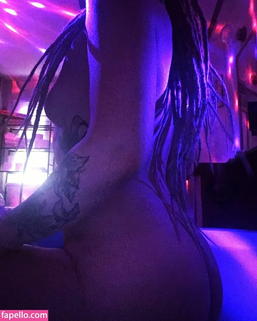 breezemuhfuka Onlyfans Photo Gallery 