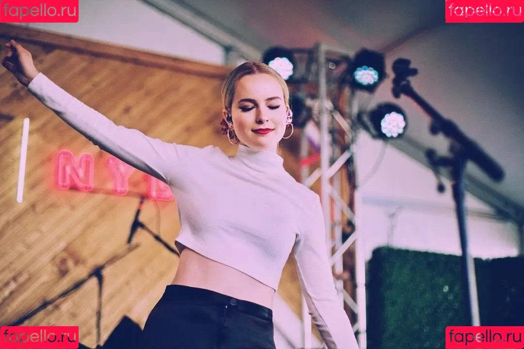 Bridgit Mendler Onlyfans Photo Gallery 