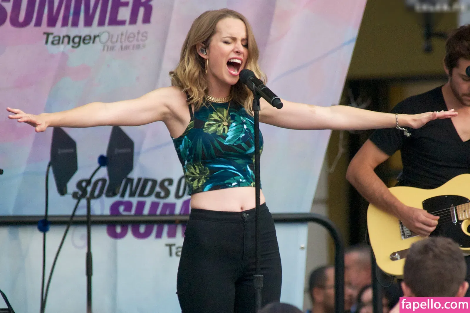 Bridgit Mendler Onlyfans Photo Gallery 